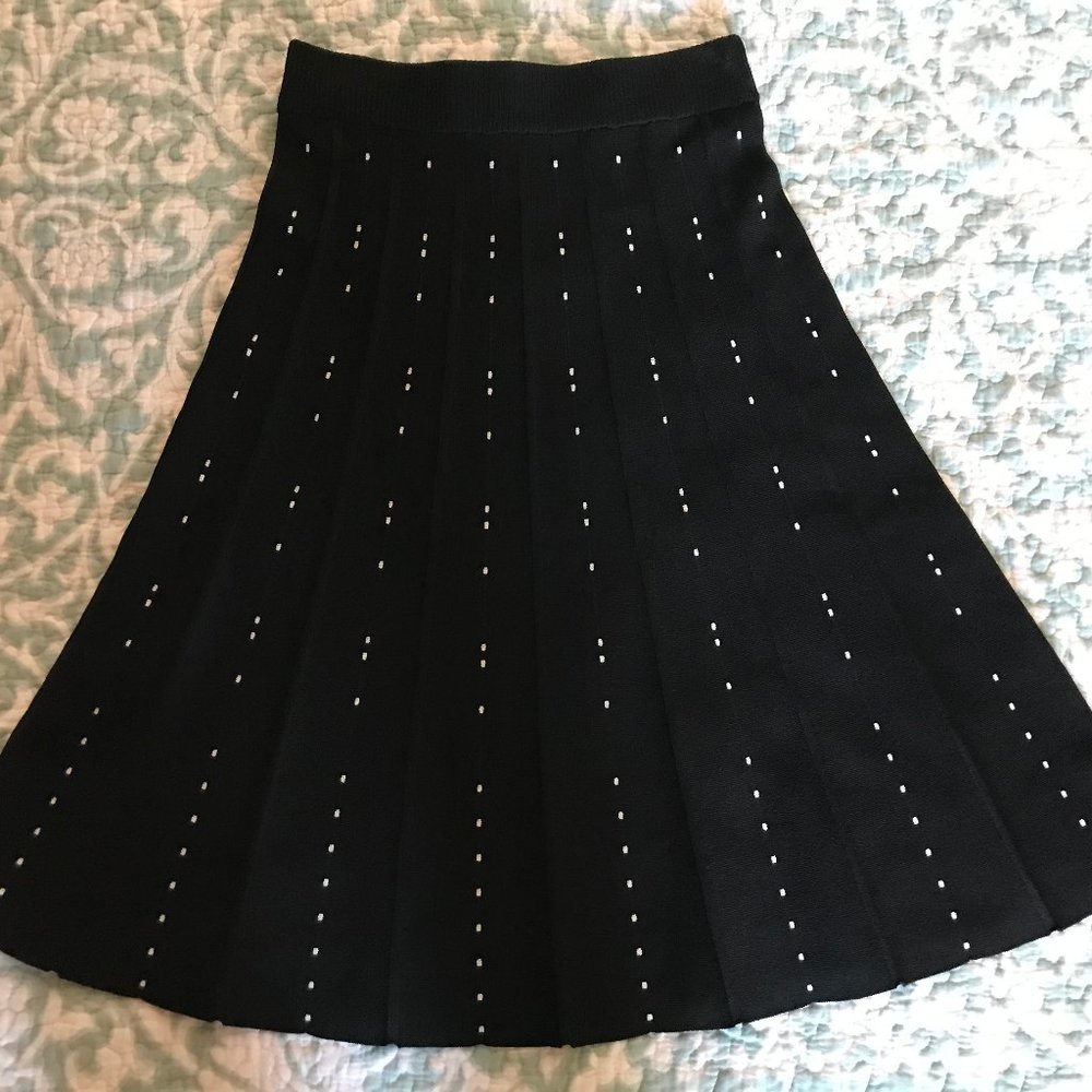 H&M. New elegant midi skirt. Size XS.